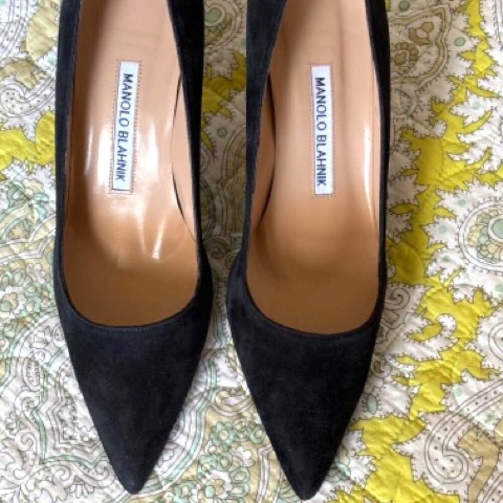 Manolo Blanik Black Suede Pumps